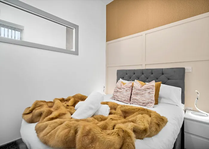 Budget Friendly Apartment - Double Bed - Netflix - Wifi - Off Street Parking - Brierley Hill - Top Rated - Excellent Value - 305O