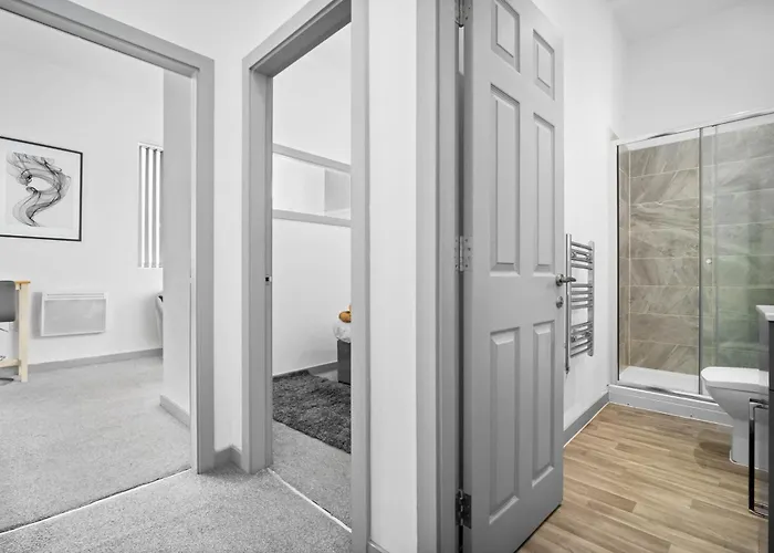Budget Friendly Apartment - Double Bed - Netflix - Wifi - Off Street Parking - Brierley Hill - Top Rated - Excellent Value - 305O