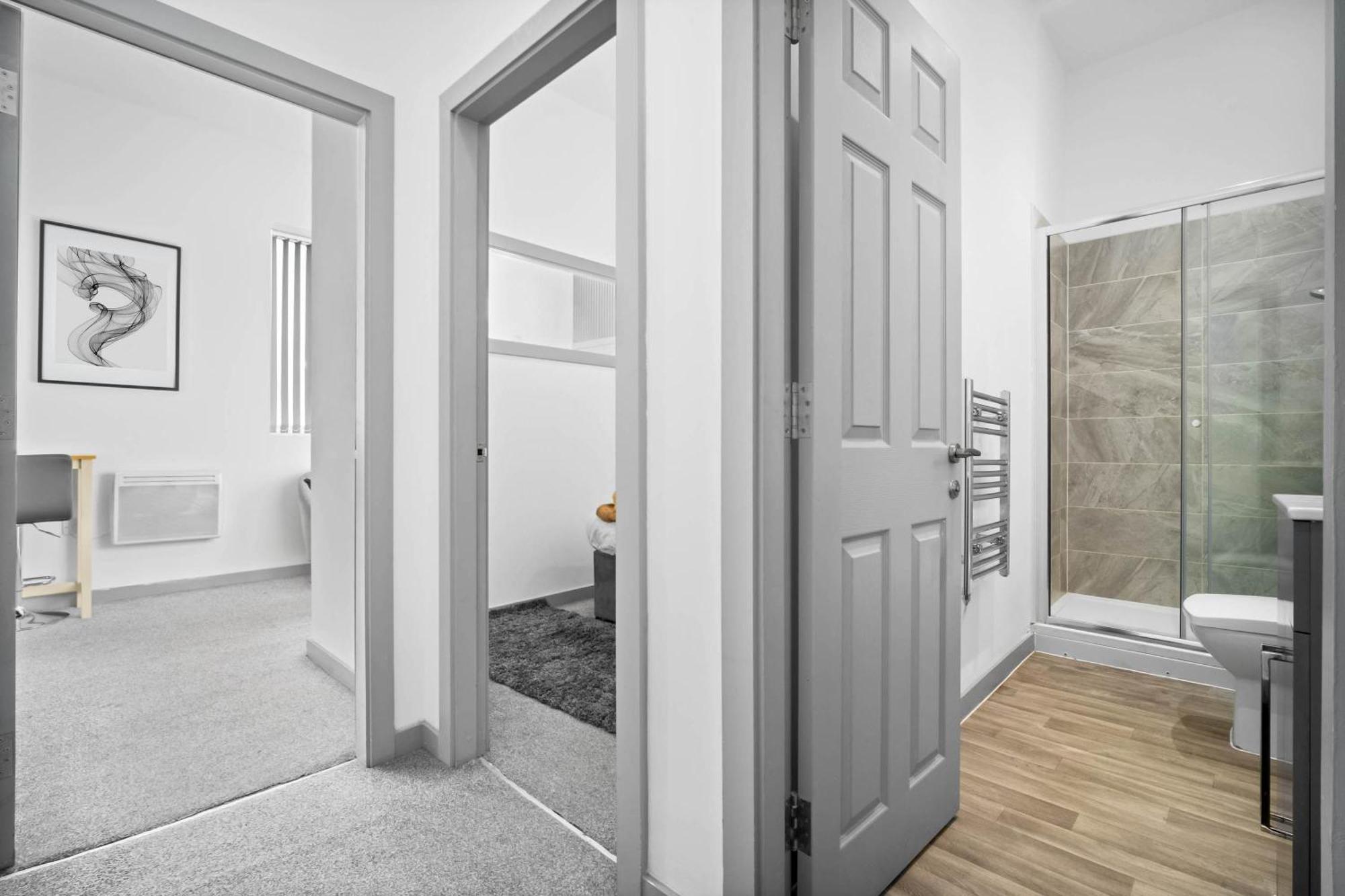 Budget Friendly - Double Bed - Netflix - Wifi - Off Street Parking - - Rated - Excellent Value - 305o * Brierley Hill