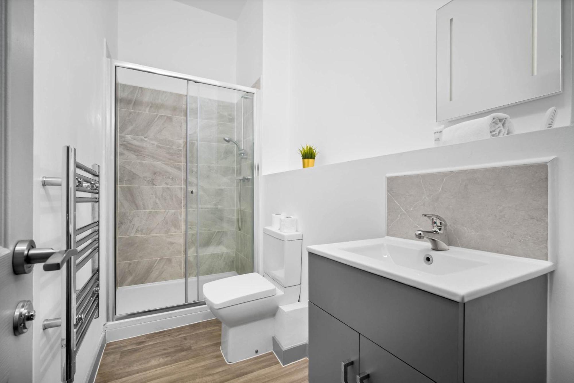 Budget Friendly - Double Bed - Netflix - Wifi - Off Street Parking - - Rated - Excellent Value - 305o *