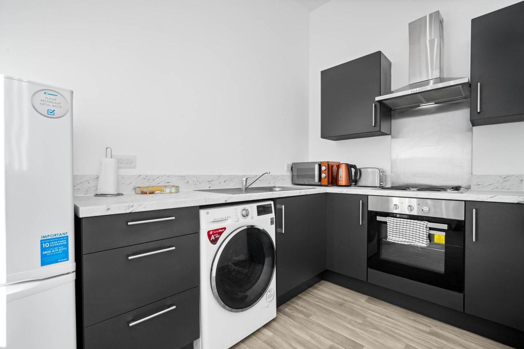 Budget Friendly - Double Bed - Netflix - Wifi - Off Street Parking - - Rated - Excellent Value - 305o * Brierley Hill