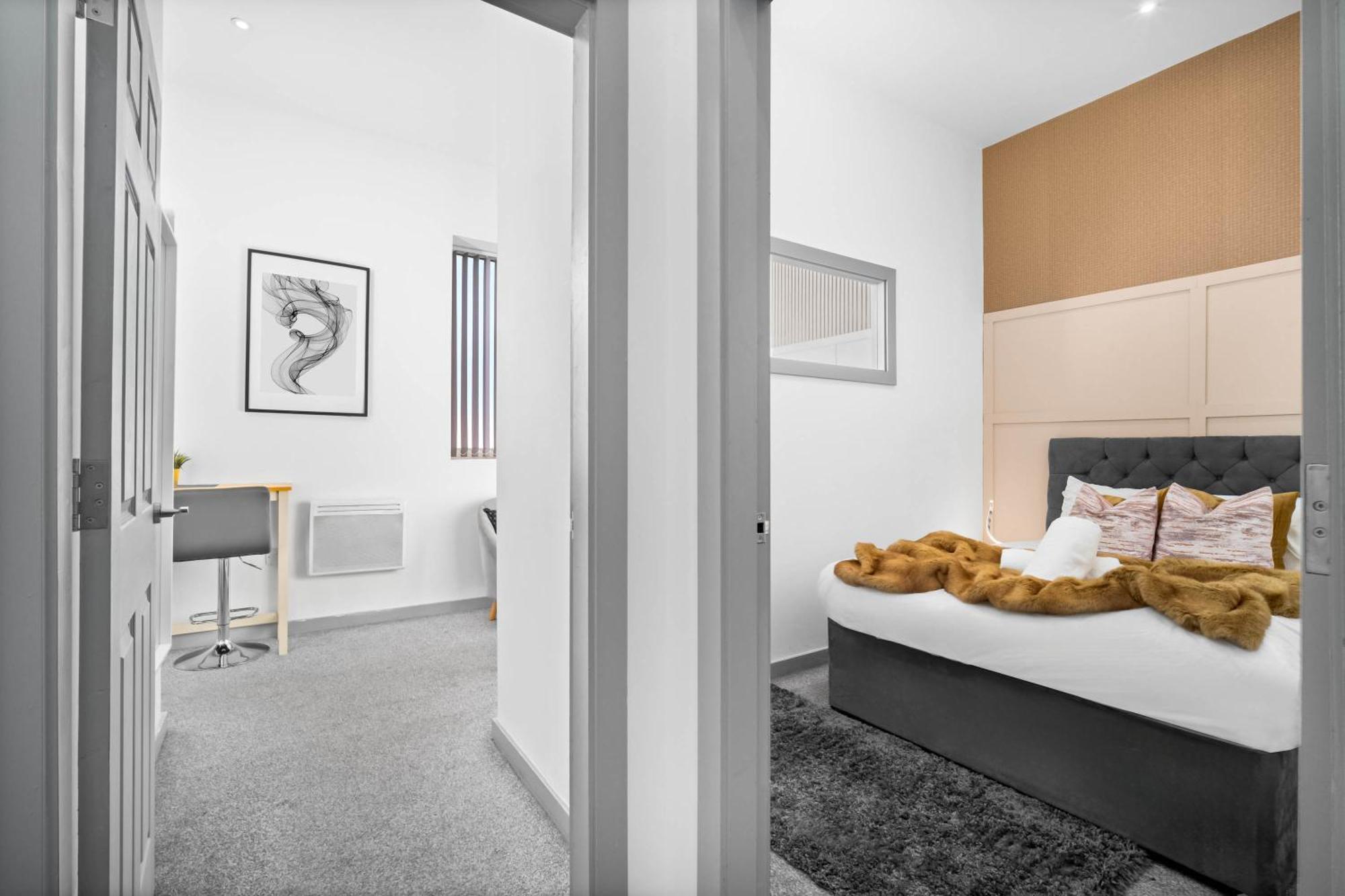 Budget Friendly - Double Bed - Netflix - Wifi - Off Street Parking - - Rated - Excellent Value - 305o *